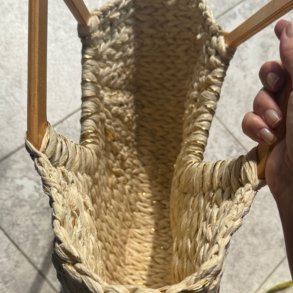 Elegant Wicker Woven Handbag With Metallic Gold Accents - Picture 4 of 4